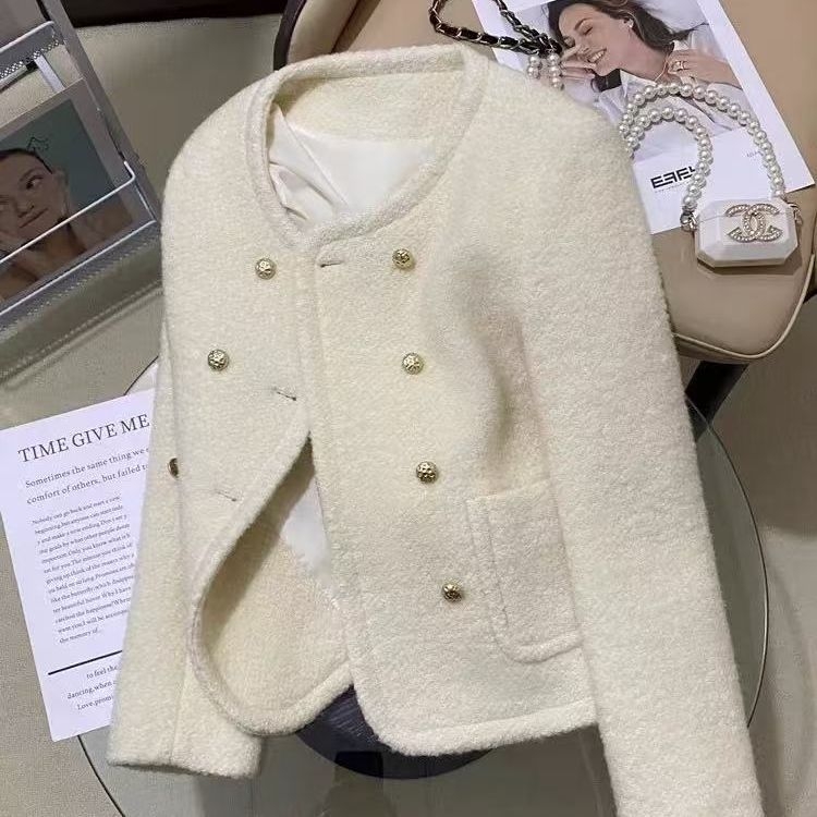 Dámske vonkajšie oblečenie, štýl Little Fragrance Wind, polyesterová zmes (50-70% polyester + 30-50% iné), hrubé a teplé, okrúhly výstrih, zapínanie na jeden rad viacerých gombov.