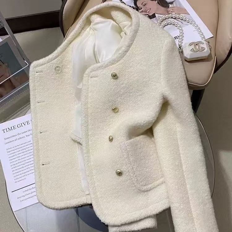 Dámske vonkajšie oblečenie, štýl Little Fragrance Wind, polyesterová zmes (50-70% polyester + 30-50% iné), hrubé a teplé, okrúhly výstrih, zapínanie na jeden rad viacerých gombov.