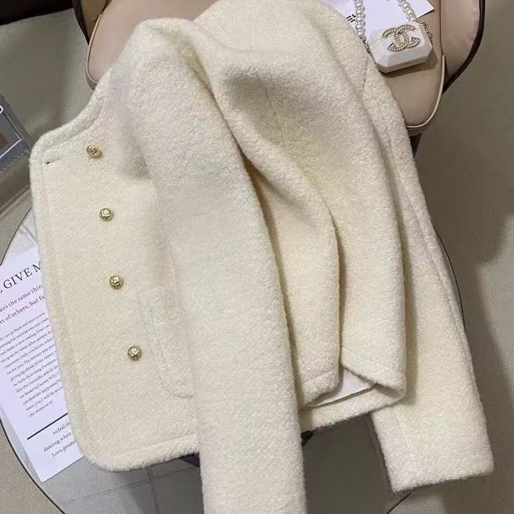 Dámske vonkajšie oblečenie, štýl Little Fragrance Wind, polyesterová zmes (50-70% polyester + 30-50% iné), hrubé a teplé, okrúhly výstrih, zapínanie na jeden rad viacerých gombov.