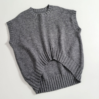 Жилетката за жени от полиестерен трикотаж, без ръкави, кръгла яка, тънък силует, стандартна дължина