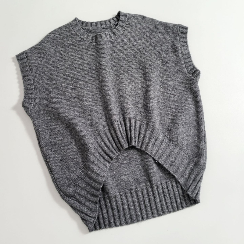 Жилетката за жени от полиестерен трикотаж, без ръкави, кръгла яка, тънък силует, стандартна дължина