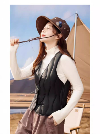 Женски елек с V-образно деколте, найлонова тъкан, пълнеж от дуков пух, къса дължина (40–50 cm), три копчета, свободна кройка, есен 2024