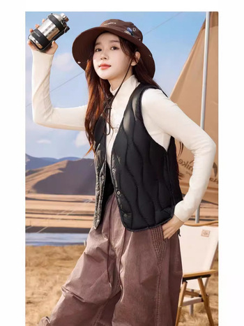 Женски елек с V-образно деколте, найлонова тъкан, пълнеж от дуков пух, къса дължина (40–50 cm), три копчета, свободна кройка, есен 2024