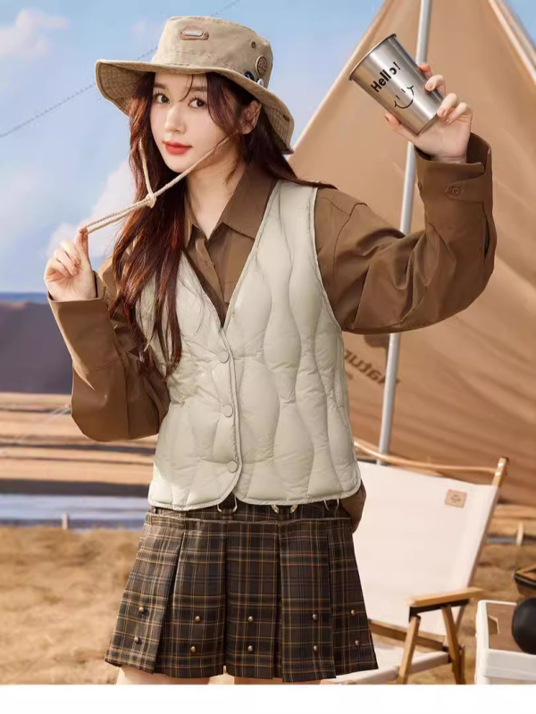 Женски елек с V-образно деколте, найлонова тъкан, пълнеж от дуков пух, къса дължина (40–50 cm), три копчета, свободна кройка, есен 2024