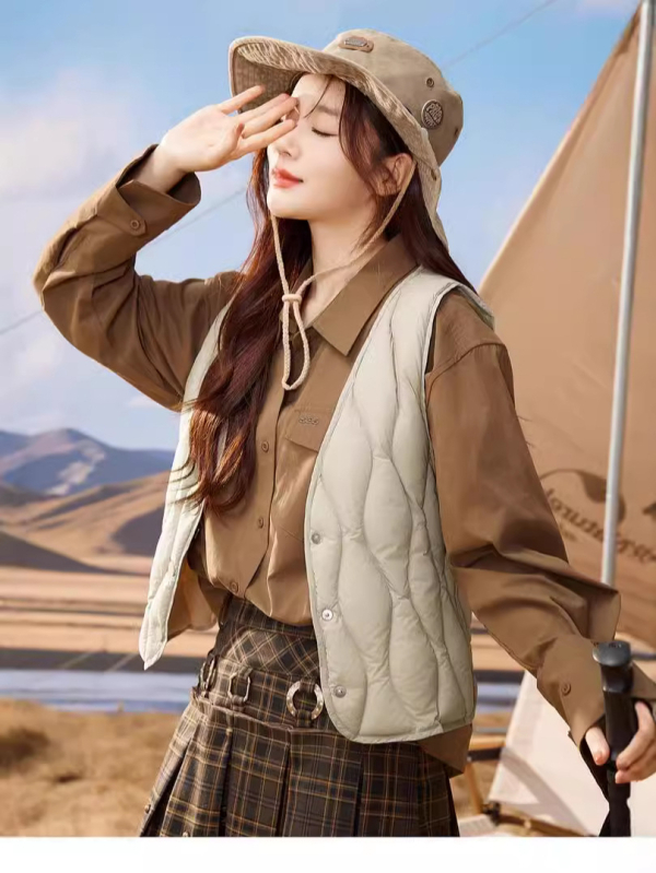 Женски елек с V-образно деколте, найлонова тъкан, пълнеж от дуков пух, къса дължина (40–50 cm), три копчета, свободна кройка, есен 2024