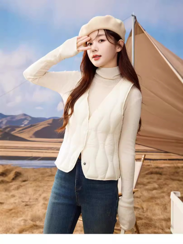 Женски елек с V-образно деколте, найлонова тъкан, пълнеж от дуков пух, къса дължина (40–50 cm), три копчета, свободна кройка, есен 2024