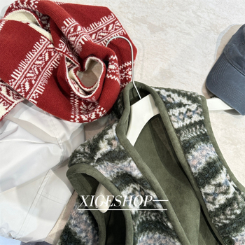 Жилет от Chenille с райета, V-образно деколте, едноредово закопчаване, 95% полиестер