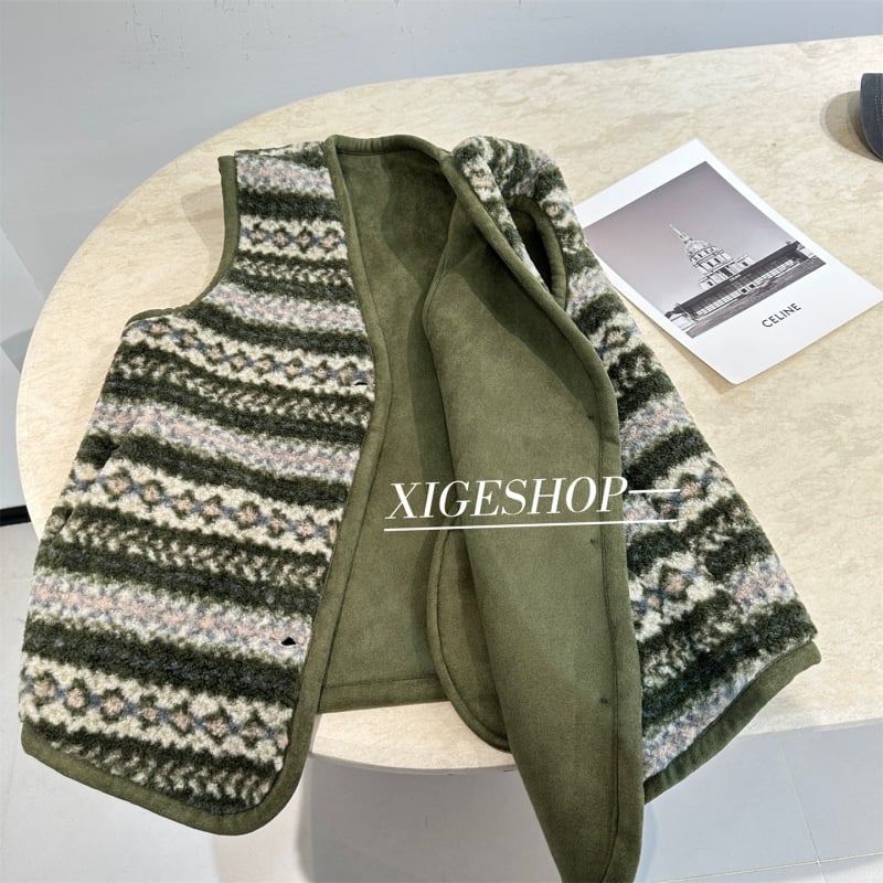 Жилет от Chenille с райета, V-образно деколте, едноредово закопчаване, 95% полиестер