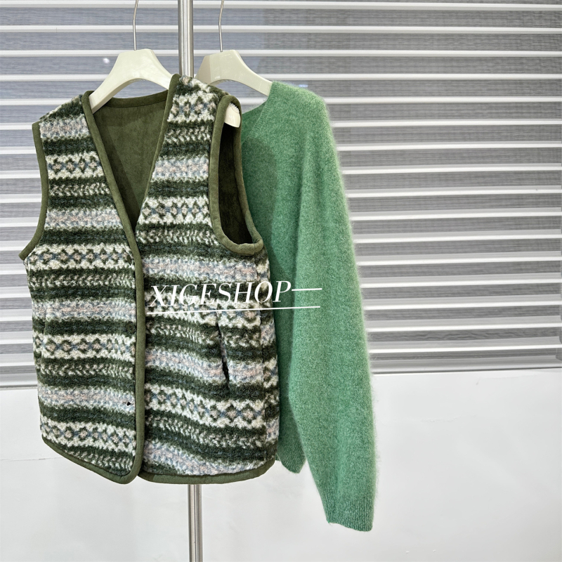 Жилет от Chenille с райета, V-образно деколте, едноредово закопчаване, 95% полиестер