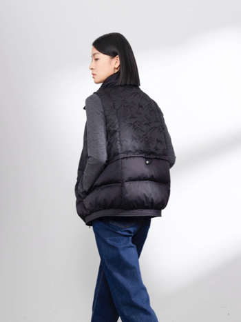 Dámska péřová vesta, výplň guščie perie, obsah peria 86–90%, látka polyester, stojaci golier, zips