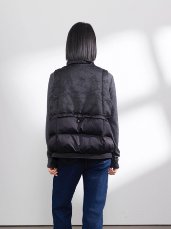 Dámska péřová vesta, výplň guščie perie, obsah peria 86–90%, látka polyester, stojaci golier, zips