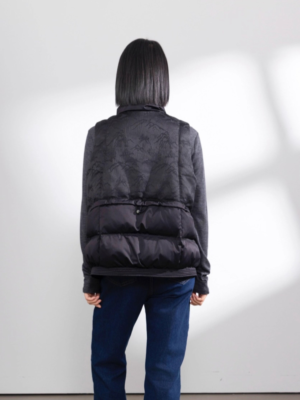 Dámska péřová vesta, výplň guščie perie, obsah peria 86–90%, látka polyester, stojaci golier, zips