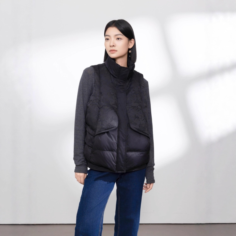 Dámska péřová vesta, výplň guščie perie, obsah peria 86–90%, látka polyester, stojaci golier, zips