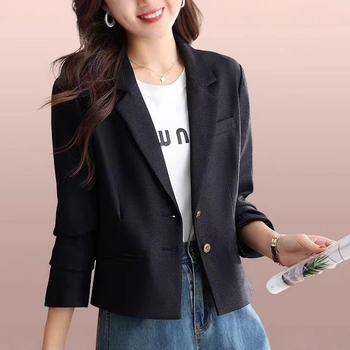 Γυναικείο σακάκι κοστουμιού μικρού μεγέθους - πολυεστερική ύφανση, γιακά κοστουμίου, μακριά μανίκια, μπροστινό κούμπωμα με δύο κουμπιά, μήκος 50–65 εκ, Άνοιξη 2025