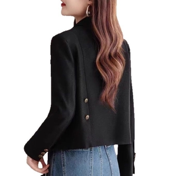 Γυναικείο σακάκι κοστουμιού μικρού μεγέθους - πολυεστερική ύφανση, γιακά κοστουμίου, μακριά μανίκια, μπροστινό κούμπωμα με δύο κουμπιά, μήκος 50–65 εκ, Άνοιξη 2025