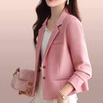Γυναικείο σακάκι κοστουμιού μικρού μεγέθους - πολυεστερική ύφανση, γιακά κοστουμίου, μακριά μανίκια, μπροστινό κούμπωμα με δύο κουμπιά, μήκος 50–65 εκ, Άνοιξη 2025