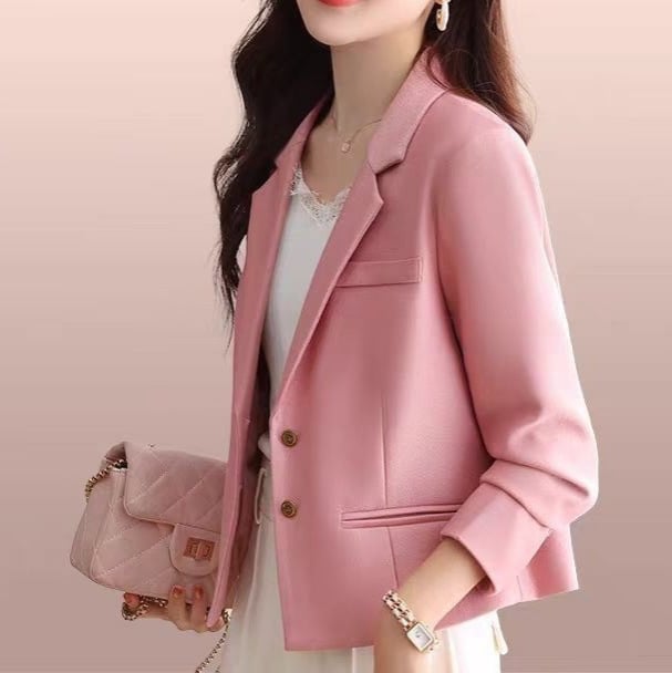 Γυναικείο σακάκι κοστουμιού μικρού μεγέθους - πολυεστερική ύφανση, γιακά κοστουμίου, μακριά μανίκια, μπροστινό κούμπωμα με δύο κουμπιά, μήκος 50–65 εκ, Άνοιξη 2025