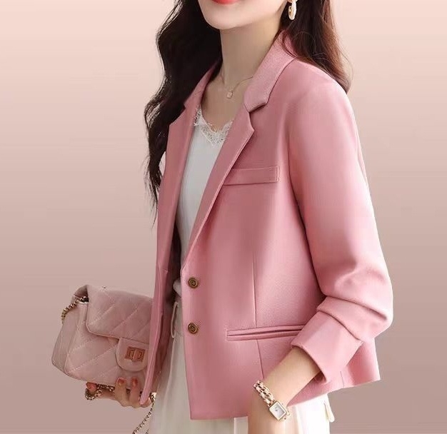 Γυναικείο σακάκι κοστουμιού μικρού μεγέθους - πολυεστερική ύφανση, γιακά κοστουμίου, μακριά μανίκια, μπροστινό κούμπωμα με δύο κουμπιά, μήκος 50–65 εκ, Άνοιξη 2025