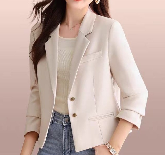 Γυναικείο σακάκι κοστουμιού μικρού μεγέθους - πολυεστερική ύφανση, γιακά κοστουμίου, μακριά μανίκια, μπροστινό κούμπωμα με δύο κουμπιά, μήκος 50–65 εκ, Άνοιξη 2025