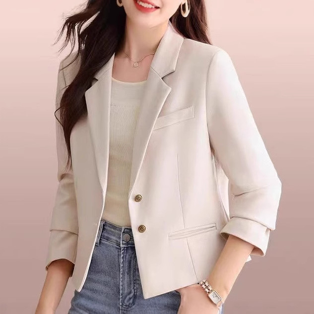 Γυναικείο σακάκι κοστουμιού μικρού μεγέθους - πολυεστερική ύφανση, γιακά κοστουμίου, μακριά μανίκια, μπροστινό κούμπωμα με δύο κουμπιά, μήκος 50–65 εκ, Άνοιξη 2025