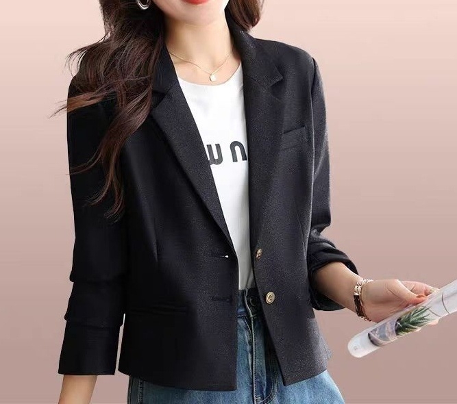 Γυναικείο σακάκι κοστουμιού μικρού μεγέθους - πολυεστερική ύφανση, γιακά κοστουμίου, μακριά μανίκια, μπροστινό κούμπωμα με δύο κουμπιά, μήκος 50–65 εκ, Άνοιξη 2025