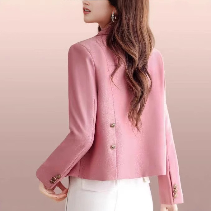 Γυναικείο σακάκι κοστουμιού μικρού μεγέθους - πολυεστερική ύφανση, γιακά κοστουμίου, μακριά μανίκια, μπροστινό κούμπωμα με δύο κουμπιά, μήκος 50–65 εκ, Άνοιξη 2025