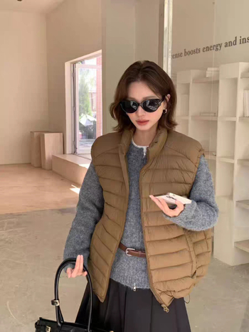 Dámska peľová vesta so stojacim golierom, zipsom, voľným strihom, výplňou z bieleho kačacieho peria, obsah peria 86–90%