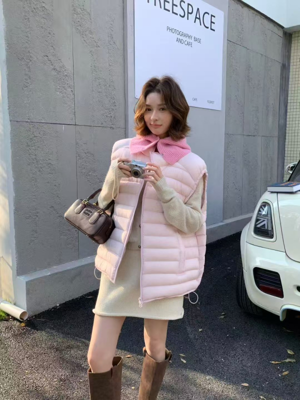 Dámska peľová vesta so stojacim golierom, zipsom, voľným strihom, výplňou z bieleho kačacieho peria, obsah peria 86–90%