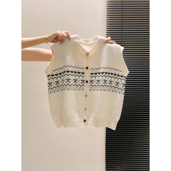 Жилет-кардиган с жакардова шарка, копчета отпред, кръгло деколте, свободен силует, полиестер трикотаж със пълнител от полиестерни влакна, зима 2025