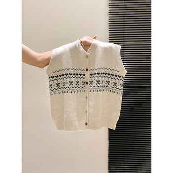 Жилет-кардиган с жакардова шарка, копчета отпред, кръгло деколте, свободен силует, полиестер трикотаж със пълнител от полиестерни влакна, зима 2025