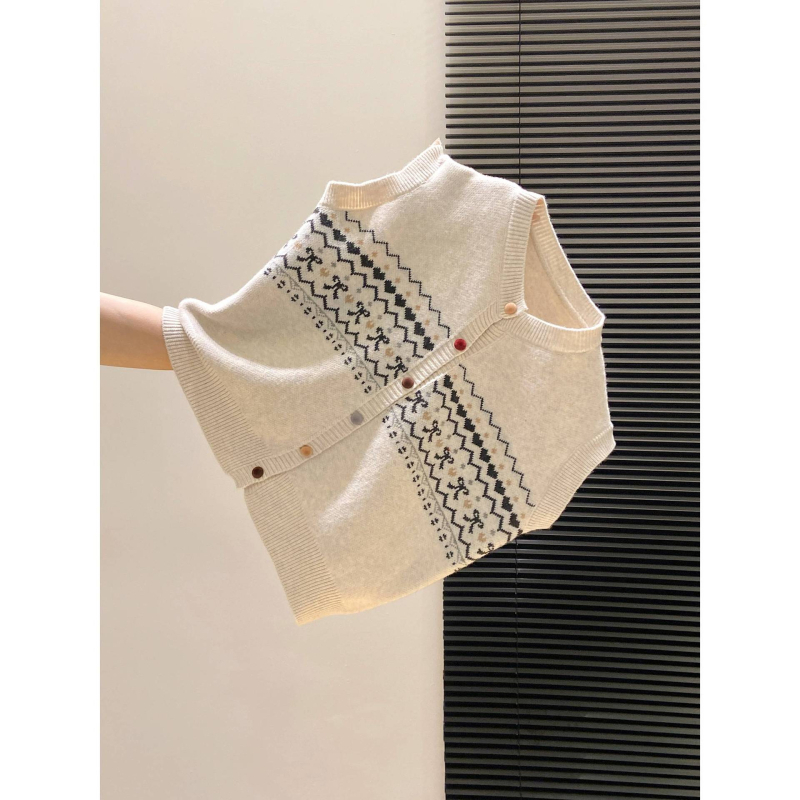 Жилет-кардиган с жакардова шарка, копчета отпред, кръгло деколте, свободен силует, полиестер трикотаж със пълнител от полиестерни влакна, зима 2025