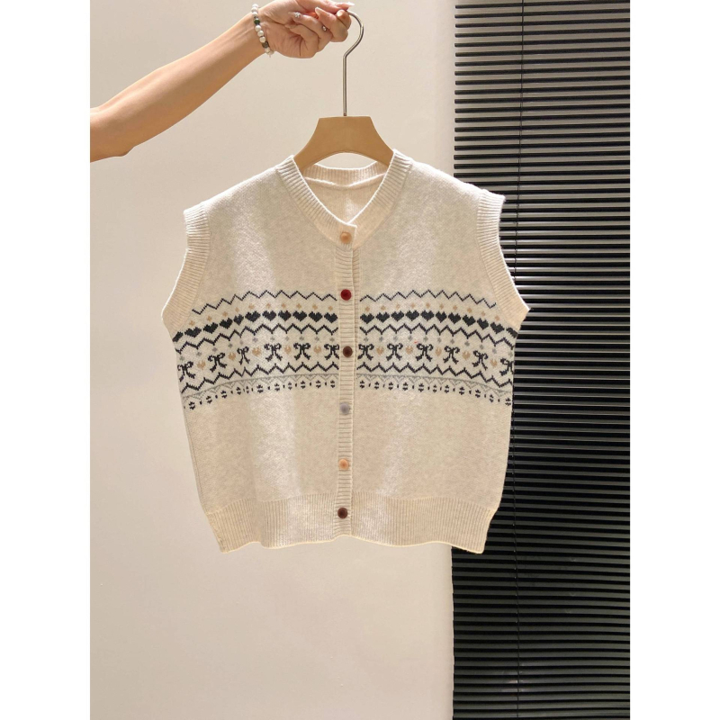 Жилет-кардиган с жакардова шарка, копчета отпред, кръгло деколте, свободен силует, полиестер трикотаж със пълнител от полиестерни влакна, зима 2025