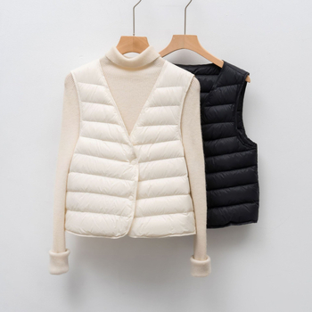 Dámska vesta s husím páperom, vodorovné pruhy, 86–90% husieho páperia, stredná hrúbka, V-krk, normálna dĺžka