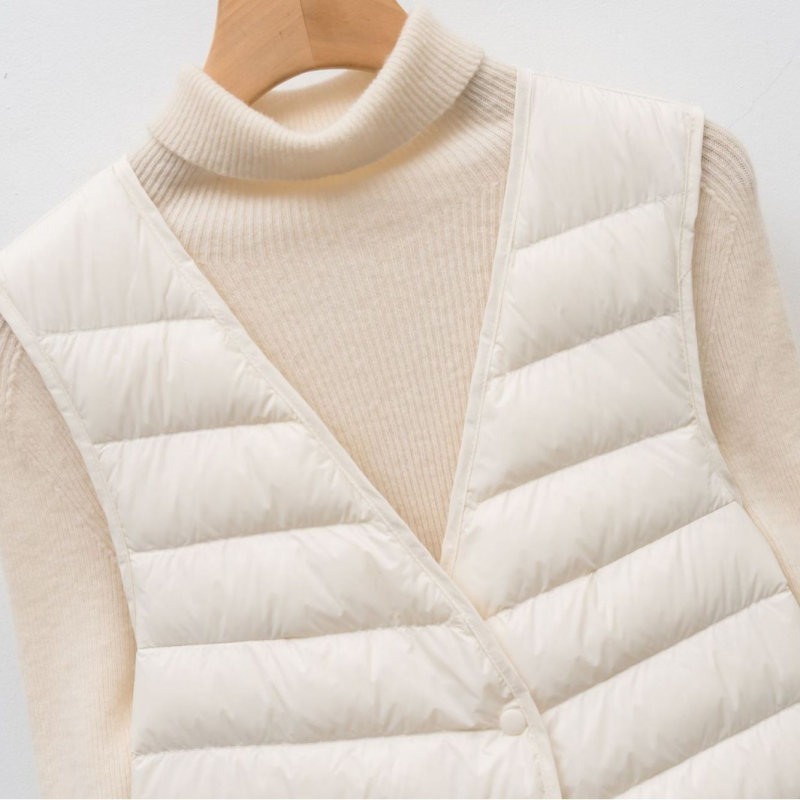 Dámska vesta s husím páperom, vodorovné pruhy, 86–90% husieho páperia, stredná hrúbka, V-krk, normálna dĺžka