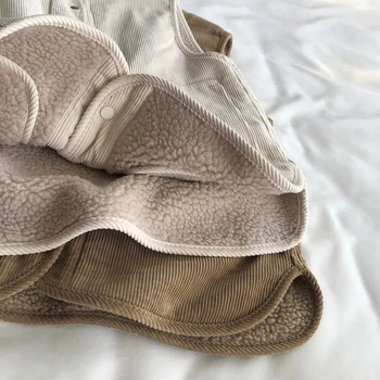 Vesta fără mâneci reversibilă, model color-block, decolteu în V, nasturi pe un singur rând, lungime obișnuită, material poliester cu umplutură poliester-cotton