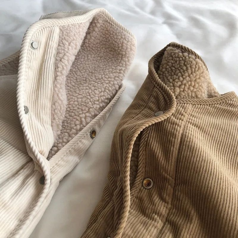 Vesta fără mâneci reversibilă, model color-block, decolteu în V, nasturi pe un singur rând, lungime obișnuită, material poliester cu umplutură poliester-cotton