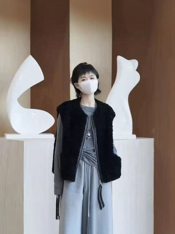 Vestă pentru femei cu fermoar, guler rotund, croială lejeră, accente din blană artificială, țesătură din poliester-elastan