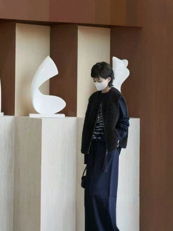 Vestă pentru femei cu fermoar, guler rotund, croială lejeră, accente din blană artificială, țesătură din poliester-elastan