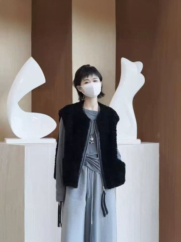 Vestă pentru femei cu fermoar, guler rotund, croială lejeră, accente din blană artificială, țesătură din poliester-elastan