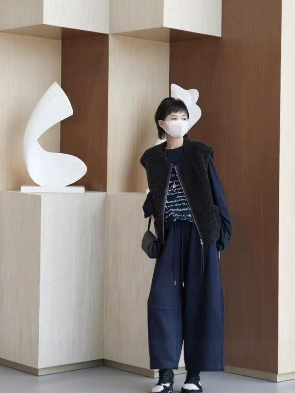 Vestă pentru femei cu fermoar, guler rotund, croială lejeră, accente din blană artificială, țesătură din poliester-elastan