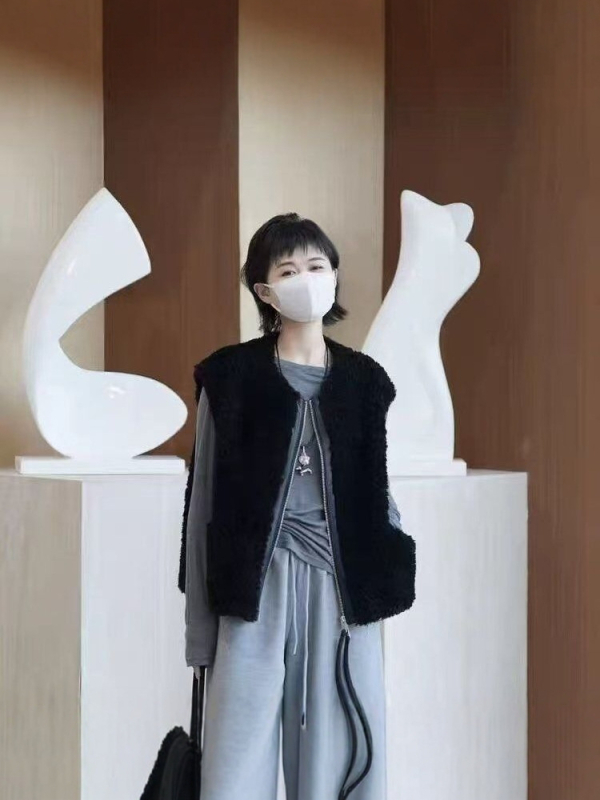 Vestă pentru femei cu fermoar, guler rotund, croială lejeră, accente din blană artificială, țesătură din poliester-elastan