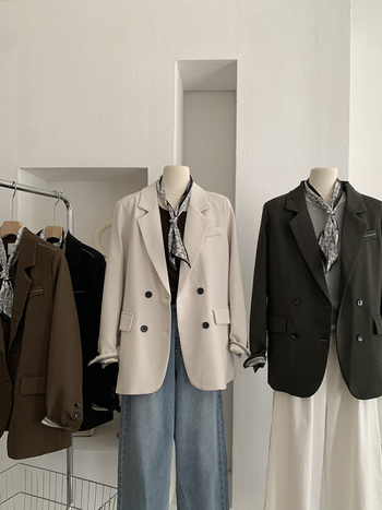 Dámsky blejzer s patchwork rukávmi, sakový golier, polyesterový materiál, stredná dĺžka, voľný strih