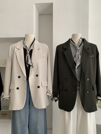 Dámsky blejzer s patchwork rukávmi, sakový golier, polyesterový materiál, stredná dĺžka, voľný strih