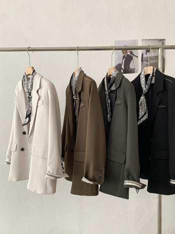 Dámsky blejzer s patchwork rukávmi, sakový golier, polyesterový materiál, stredná dĺžka, voľný strih