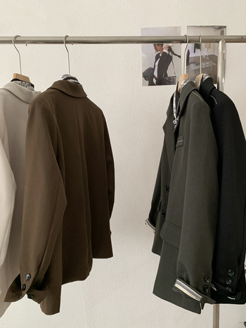 Dámsky blejzer s patchwork rukávmi, sakový golier, polyesterový materiál, stredná dĺžka, voľný strih