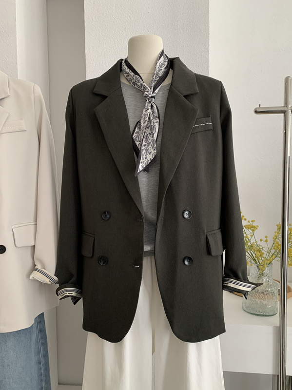 Dámsky blejzer s patchwork rukávmi, sakový golier, polyesterový materiál, stredná dĺžka, voľný strih