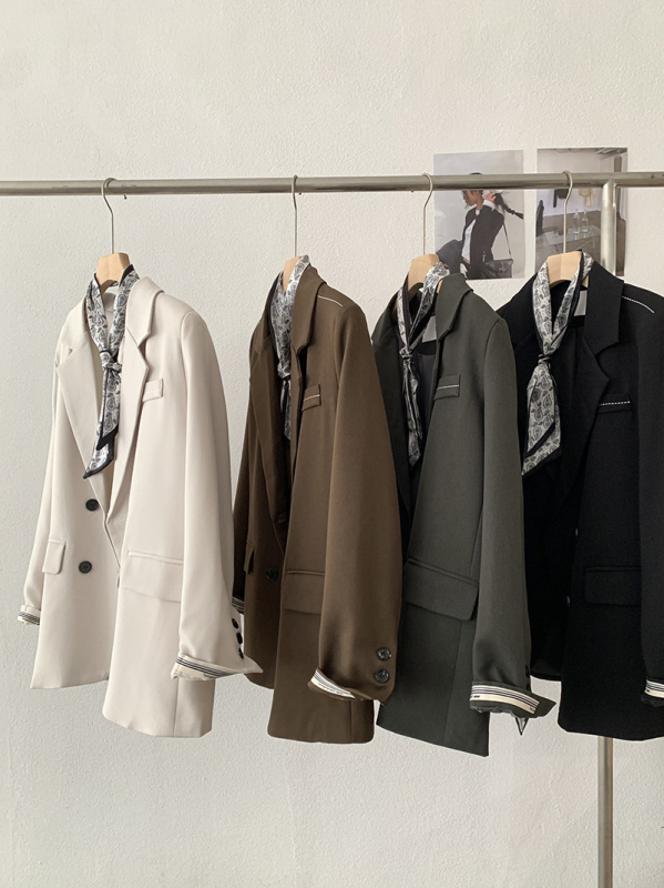 Dámsky blejzer s patchwork rukávmi, sakový golier, polyesterový materiál, stredná dĺžka, voľný strih