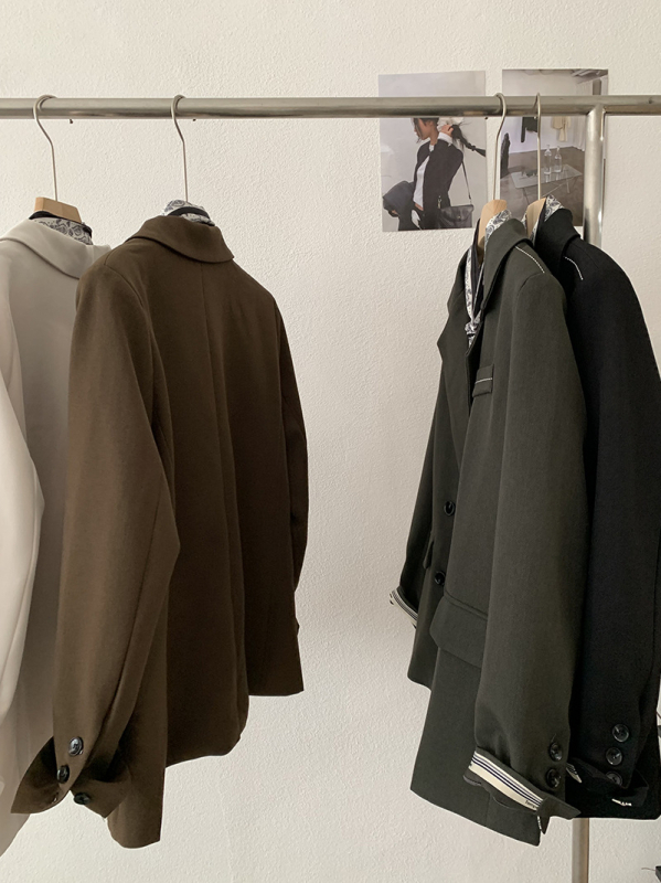 Dámsky blejzer s patchwork rukávmi, sakový golier, polyesterový materiál, stredná dĺžka, voľný strih