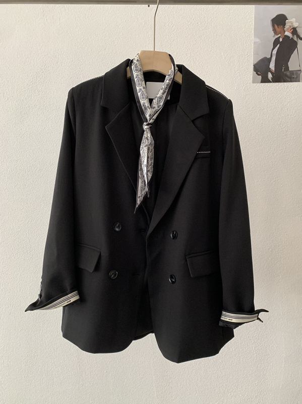 Dámsky blejzer s patchwork rukávmi, sakový golier, polyesterový materiál, stredná dĺžka, voľný strih