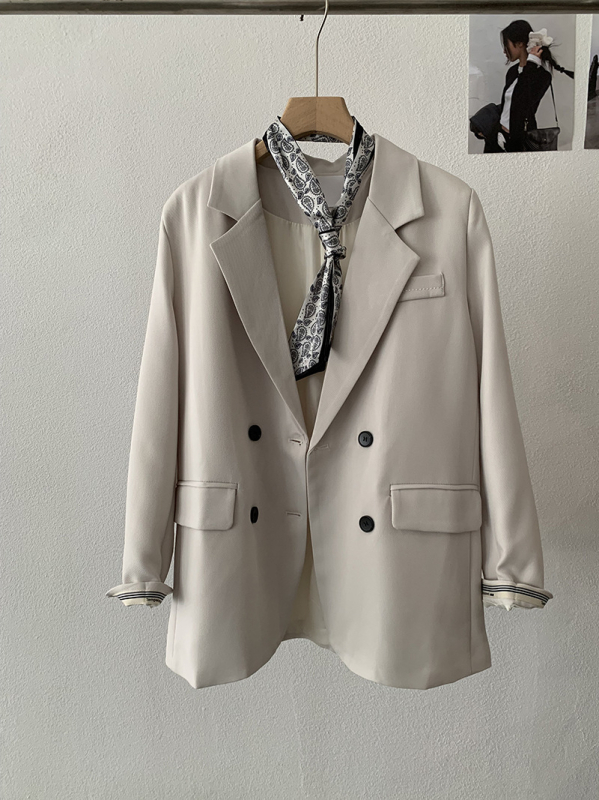 Dámsky blejzer s patchwork rukávmi, sakový golier, polyesterový materiál, stredná dĺžka, voľný strih